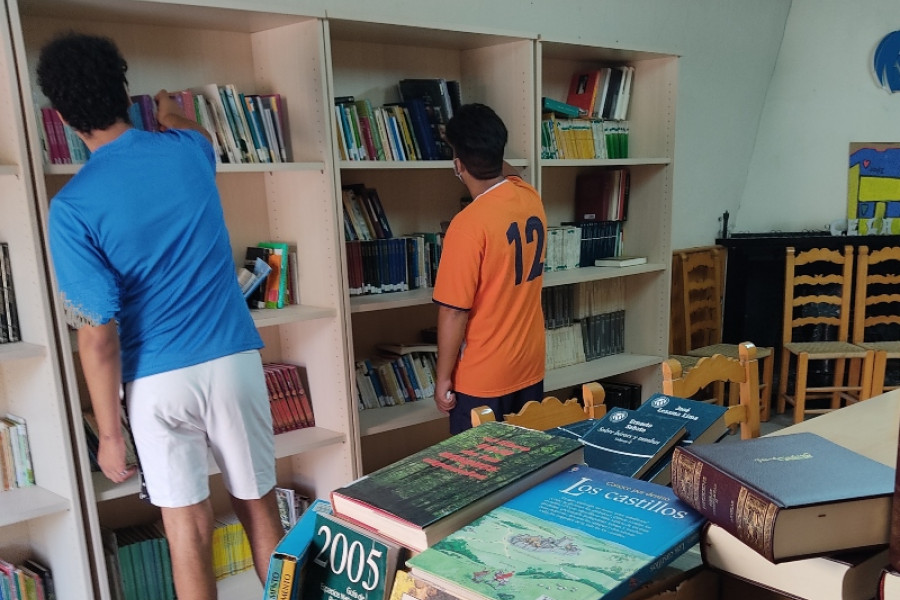 El centro ‘La Zarza’ de Abanilla (Murcia) recibe una donación de libros por parte de la biblioteca rural de Mahoya