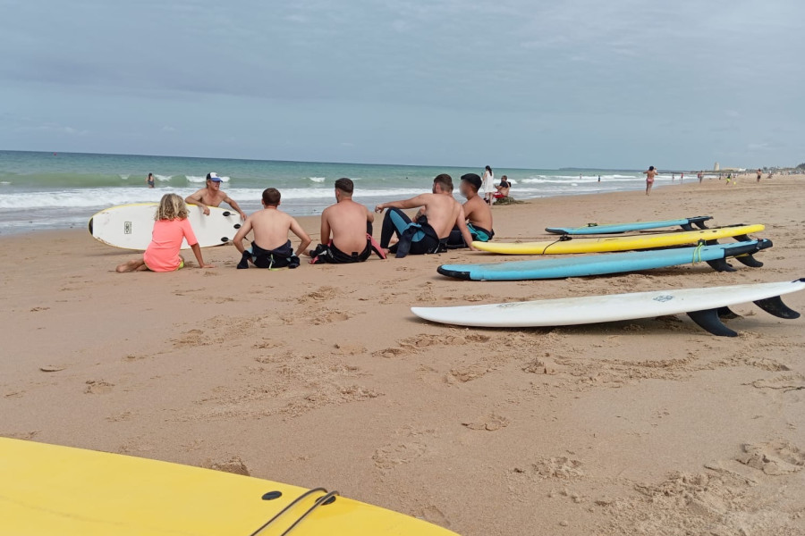 Personas jóvenes del Centro 'Odiel' participan en un curso de surf