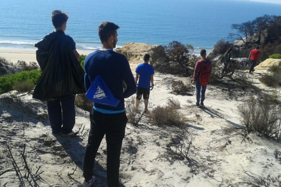 Los jóvenes atendidos en el centro ‘Odiel’ de Huelva colaboran con el programa ‘Doñana Revive’ 