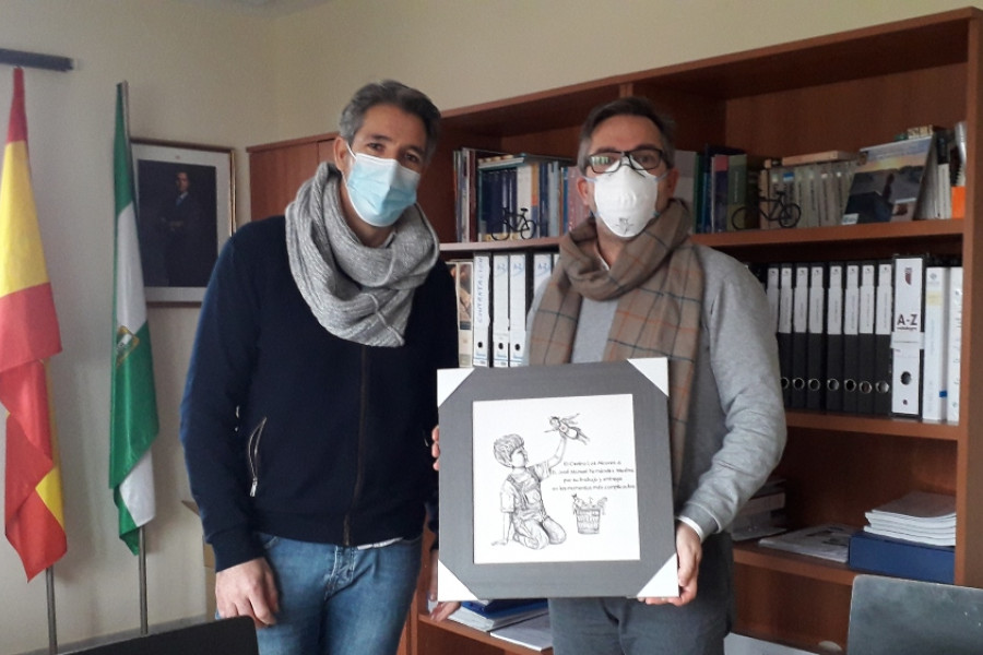 El centro de salud de Carmona (Sevilla) recibe una placa de agradecimiento por su labor durante la pandemia de parte del centro ‘Los Alcores’