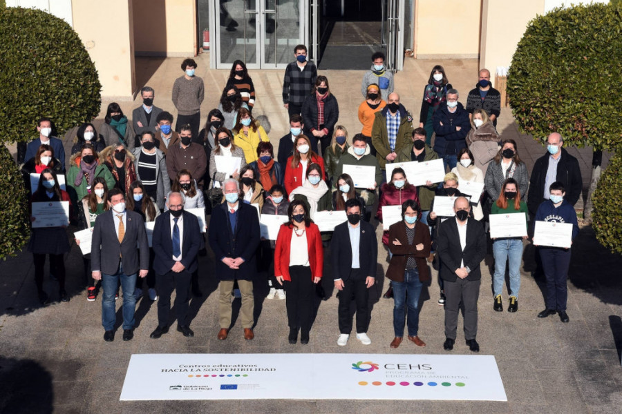 El centro ‘Virgen de Valvanera’ de Logroño recibe la bandera del programa Centros Educativos Hacia la Sostenibilidad entregada por el Gobierno de La Rioja