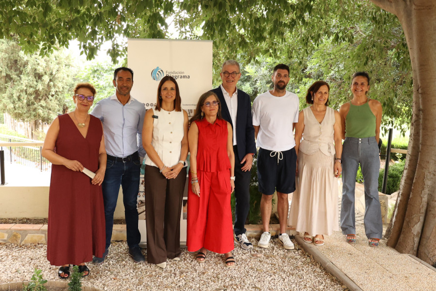 Isabel Ayala, Mar Martínez-Cacha, Ascensión Garriga, profesionales de Fundación Diagrama y persona usuaria en una visita el centro de día Heliotropos