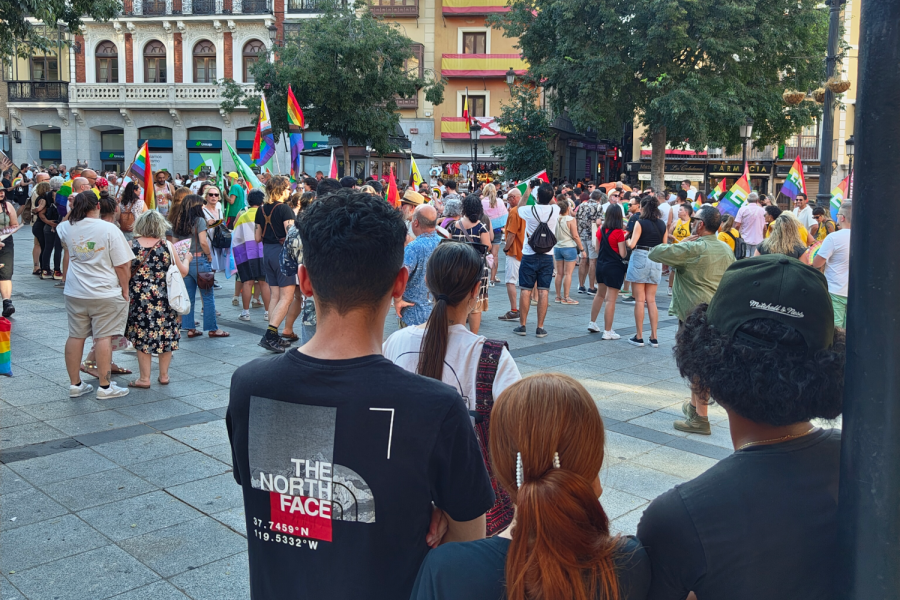 Personas usuarias del CGE Toledo participan en la marcha a favor del Orgullo LGTBI+ de Toledo