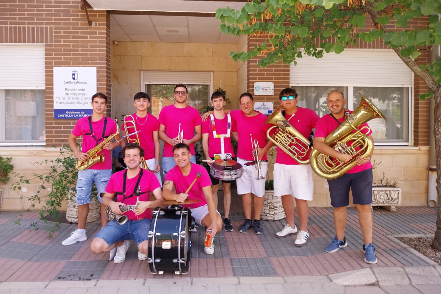 La Residencia ‘Nuestra Señora de Cortes’ disfruta de la charanga Pasa la Birra durante las fiestas patronales de Alcaraz
