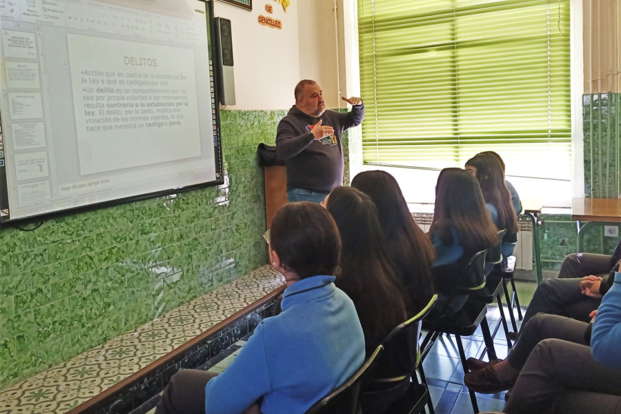 Un técnico del Servicio de Mediación Penal explica los delitos al alumnado del centro