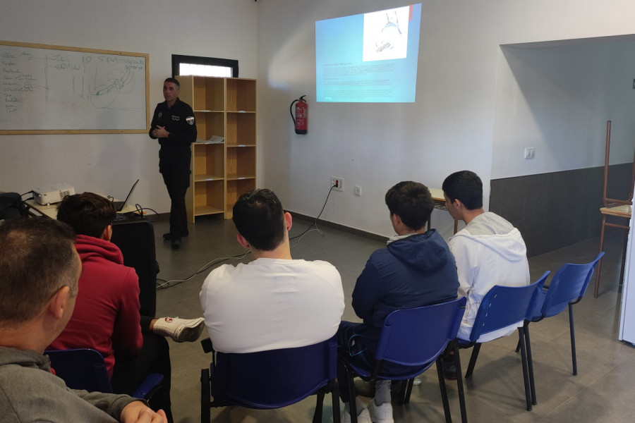 Jóvenes del centro educativo ‘La Zarza’ reciben una charla de prevención impartida por la ARAT