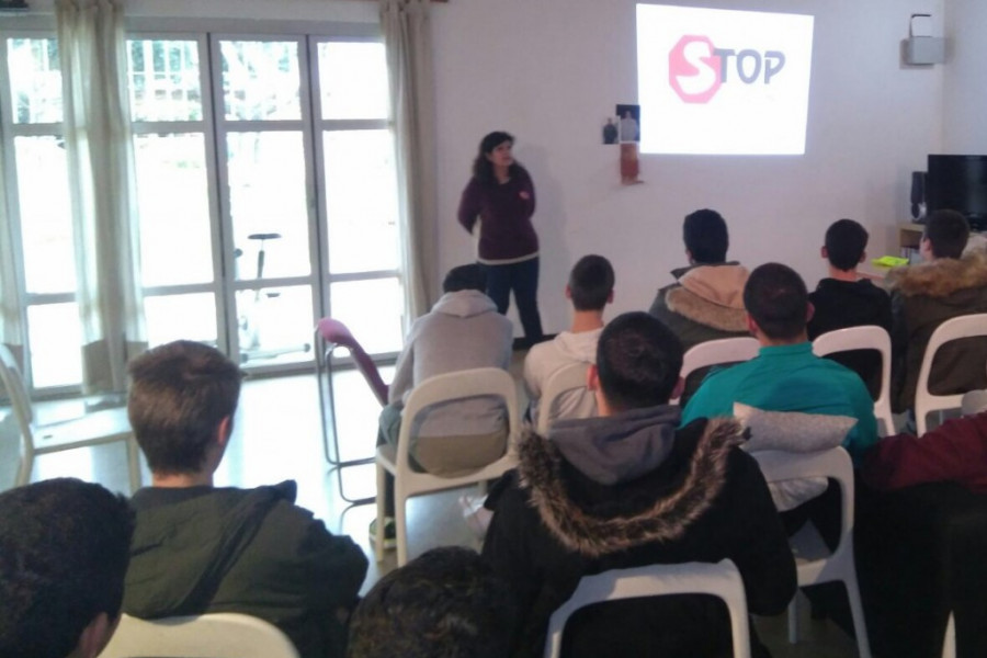 Jóvenes atendidos en el centro ‘La Jara’ de Alcalá de Guadaíra (Sevilla) asisten a una charla de concienciación sobre educación vial. Fundación Diagrama. Andalucía 2018.