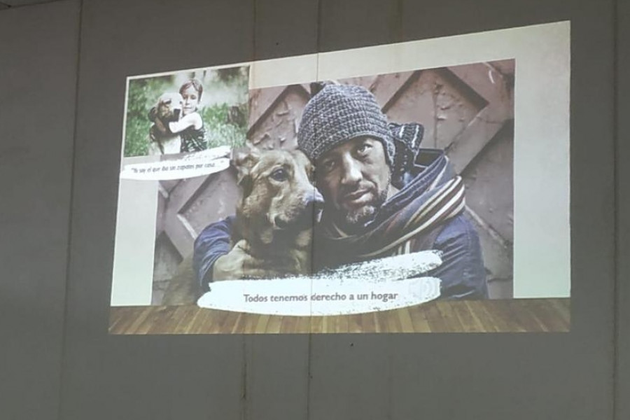 Una profesional de la Fundación Jesús Abandonado comparte una charla con las personas atendidas en el centro educativo ‘Las Moreras’ de Murcia
