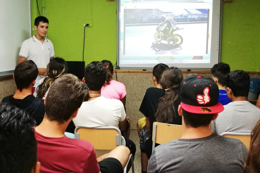 El piloto de Moto2 Iker Lecuona visita a los menores atendidos por Fundación Diagrama en diversos centros de la Comunidad Valenciana 