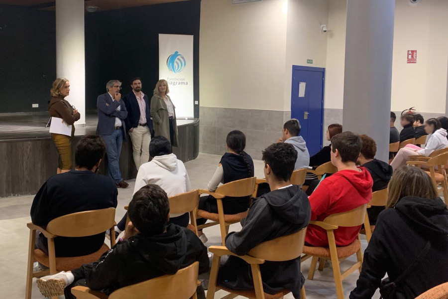 Los tres abogados y la jurista del centro hablan ante una audiencia de jóvenes