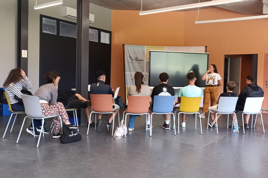 El grupo de jóvenes asiste a la charla de Proyecto Hombre