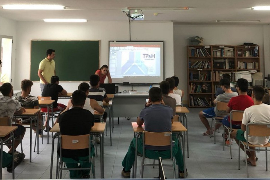 Los jóvenes del centro ‘La Villa’ de Villena (Alicante) asisten a una charla impartida por profesionales de la empresa Transportes Penadés e Hijos. Fundación Diagrama. Comunidad Valenciana 2018. 