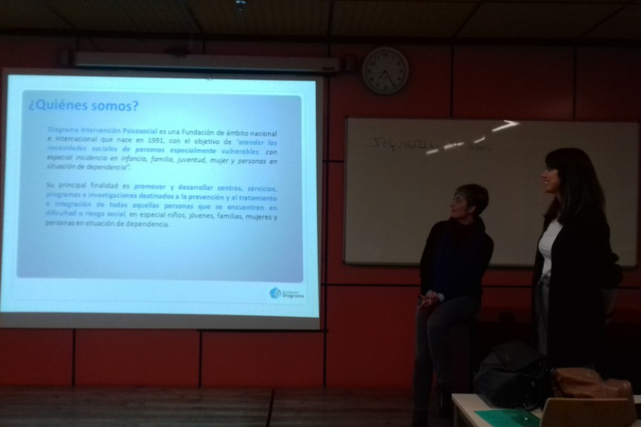 Profesionales del centro de atención específica ‘Montefiz’ de Ourense imparten una charla sobre su labor en la Universidad de Vigo. Fundación Diagrama 2017.