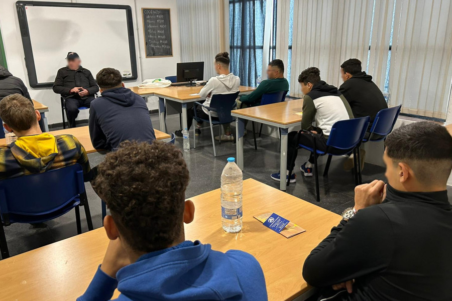 El miembro de AA, durante la charla con los jóvenes