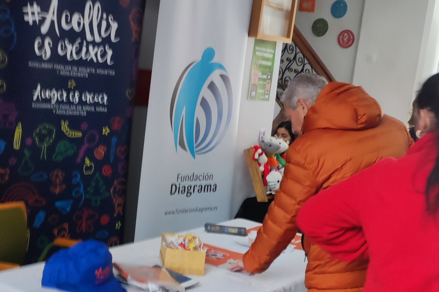 El equipo de Fundación Diagrama ofrece información sobre acogimiento familiar en la Feria de Sant Antoni de Muro de Alcoy