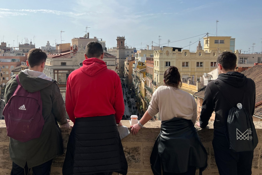 El grupo de menores observa el pueblo de Chulilla