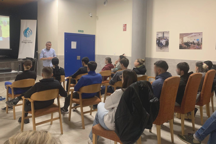 Charla de Ernesto Algarra a jóvenes de los centros 'Genil' de Granada