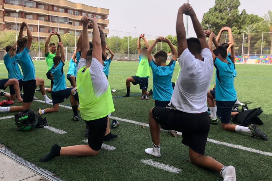 Cinco jóvenes atendidos por Fundación Diagrama en Alicante participan en un campus de entrenamiento organizado por RS5 Soccer y Decathlon Alicante. Comunidad Valenciana 2021. 