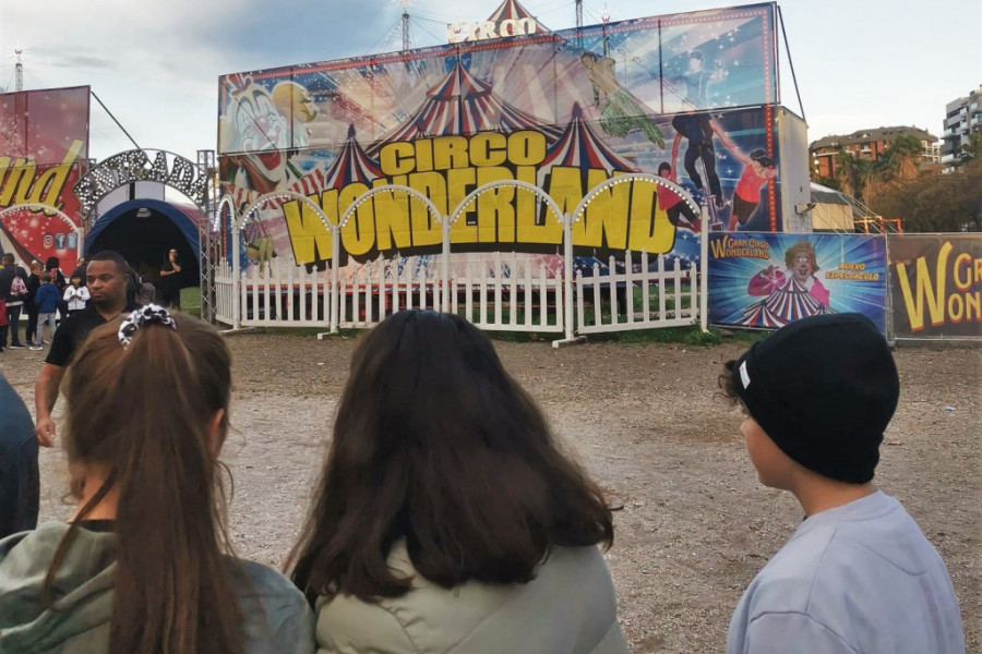 Tres menores, junto a la entrada al Circo Wonderland