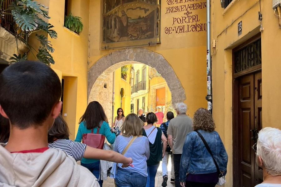 El grupo atraviesa el Portal de la Valldigna de Valencia