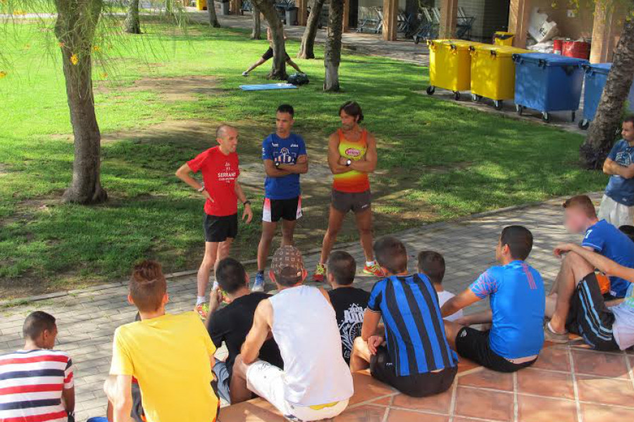 Jóvenes del Programa de Medio Abierto de la provincia de Valencia participan en un clinic de atletismo impartido por deportistas de élite
