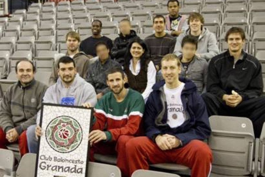 Menores del CIMI ‘San Miguel’, de Fundación Diagrama, entregan un mosaico al Club Baloncesto Granada