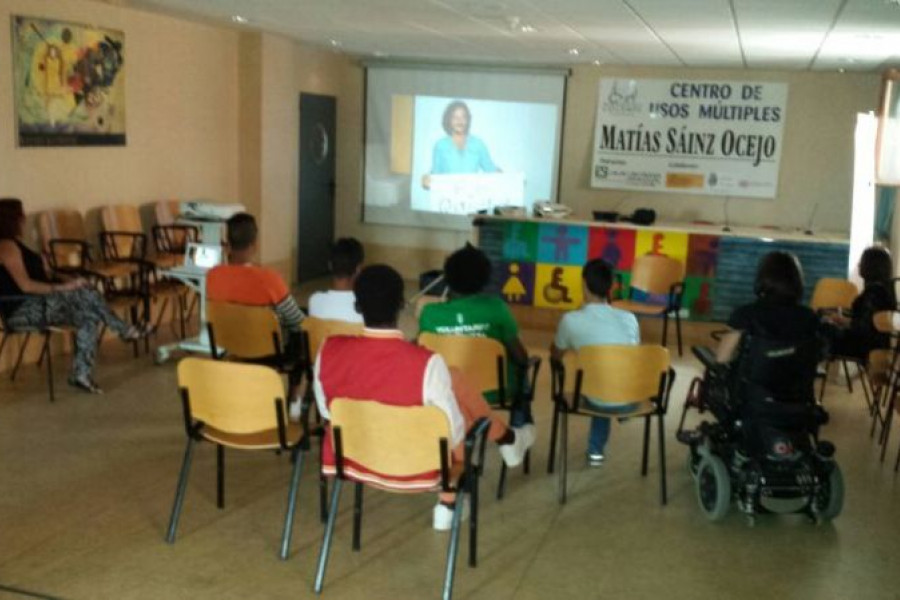 Los jóvenes del centro ‘El Acebo’ de Santander participan en una charla de sensibilización sobre discapacidad
