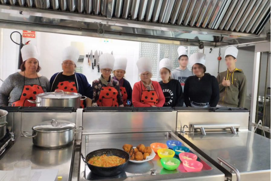 Un taller de cocina intergeneracional une a jóvenes atendidos en el Programa Labora y usuarias de la Residencia 'María de La Paz' de Nerva (Huelva)