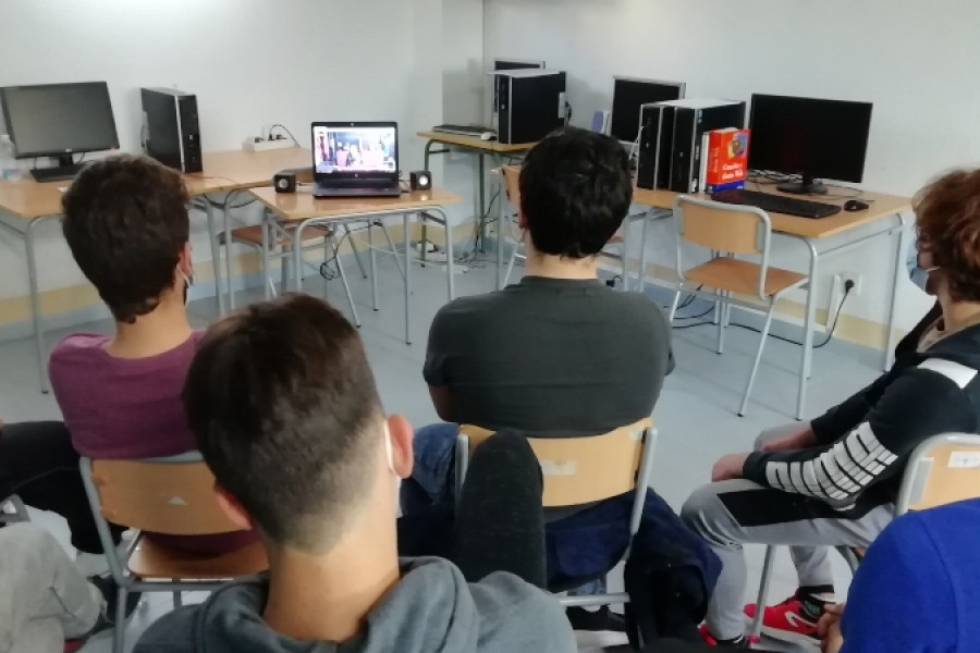 El comisario provincial Ignacio del Olmo lleva a cabo una charla virtual con los jóvenes atendidos en la residencia ‘La Villa’ de Villena (Alicante)
