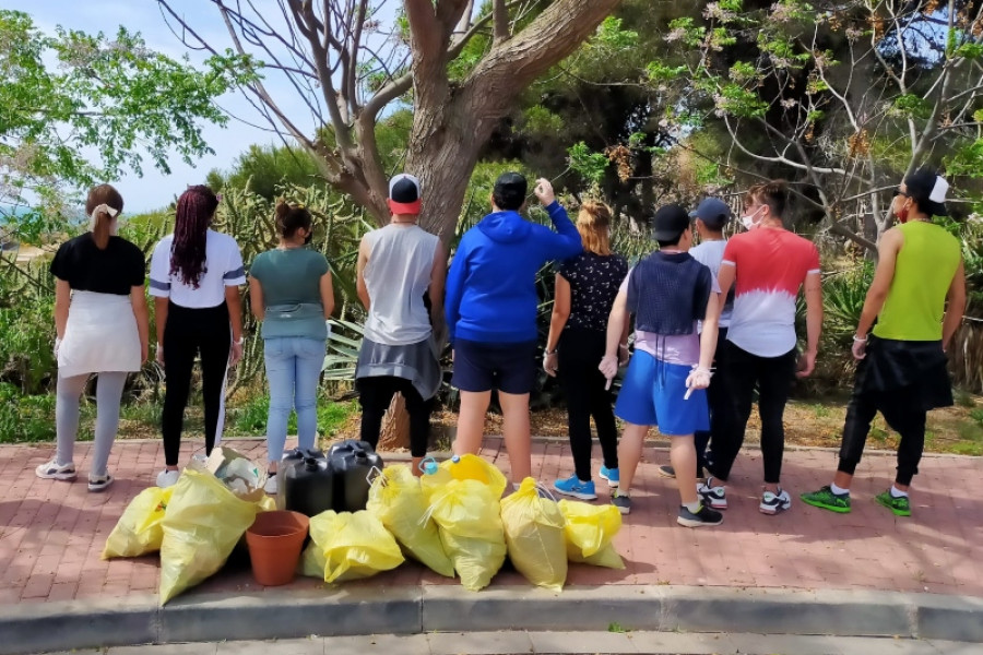 La conciencia ecológica de las personas jóvenes de la Residencia ‘Baix Maestrat’ de Vinarós (Castellón) se refuerza con una actividad de limpieza de residuos