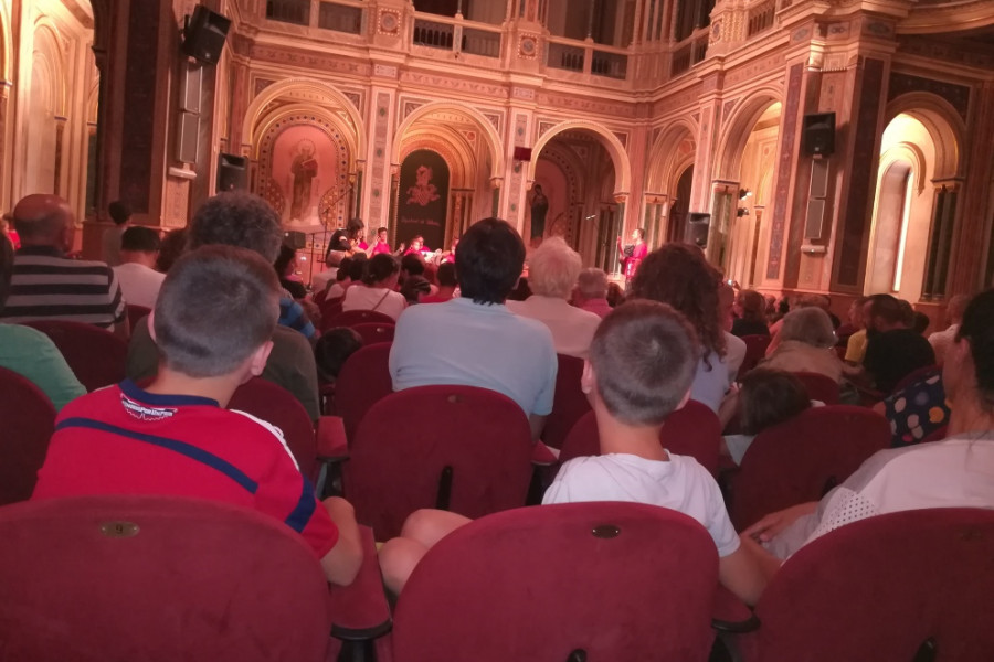 Los menores atendidos en el centro de acogida de Massamagrell (Valencia) asisten a un concierto del guitarrista Toni Cotolí. Fundación Diagrama. Comunidad Valenciana 2018. 