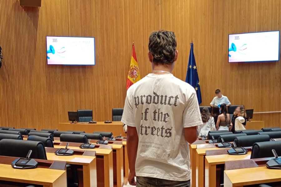 El joven en la sala donde se llevó a cabo la actividad