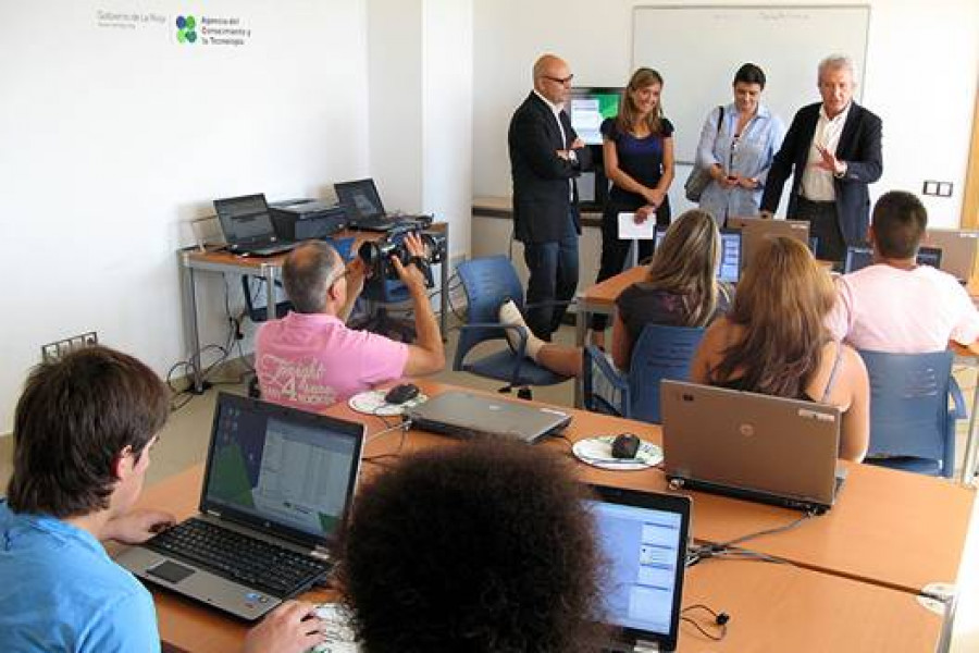 Visita de los consejeros de Presidencia y Administraciones Públicas del Gobierno de La Rioja a los jóvenes del Centro Virgen de Valvanera que realizan un curso de tratamiento digital de imágenes