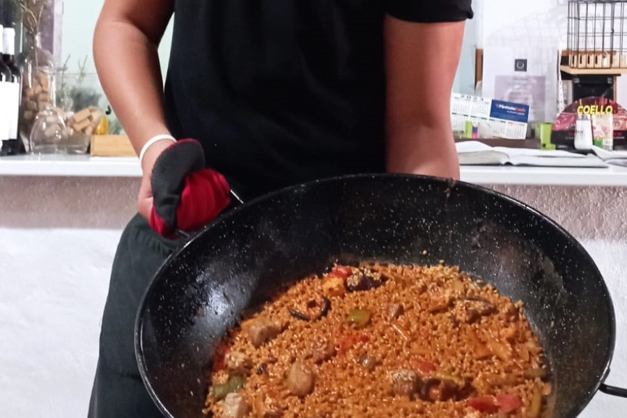 El joven del Hogar Benalúa mostrando un arroz del restaurante Taberna To Bar