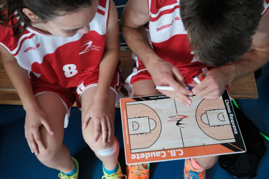 Jornada de convivencia entre los jóvenes del centro ‘Pi Gros’ de Castellón y los jugadores del CB Caudete