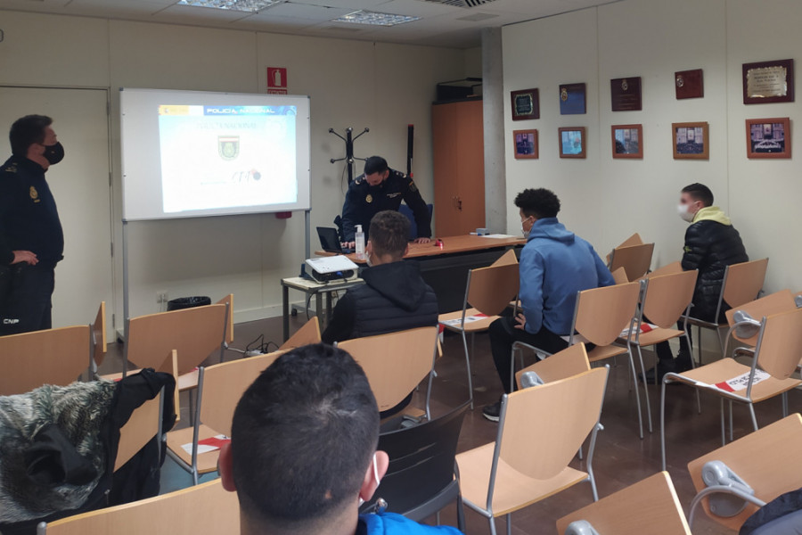 La Policía Nacional imparte una charla formativa sobre delitos de odio a los jóvenes del piso ‘Corindón’ de Madrid