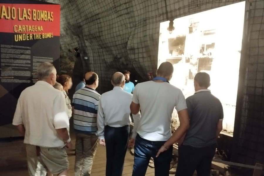 Personas usuarias del centro sociosanitario ‘Cristo de los Mineros’ de La Unión visitan el Museo-Refugio de la Guerra Civil