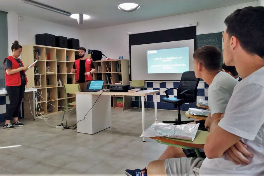 El equipo de Cruz Roja Juventud imparte una charla sobre violencia de género a menores de La Jara