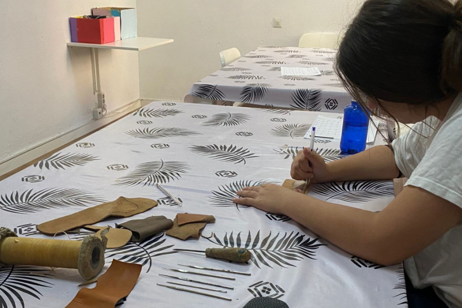 El CGE de Toledo organiza un taller artesanal dedicado a la elaboración de objetos con cuero