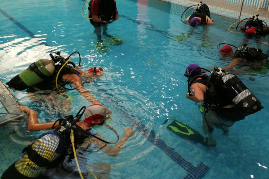 Jóvenes de los centros ‘Baix Maestrat’ y ‘Mas del Termet’ de la provincia de Castellón llevan a cabo un curso de iniciación al buceo. Fundación Diagrama. Comunidad Valenciana 2018. 