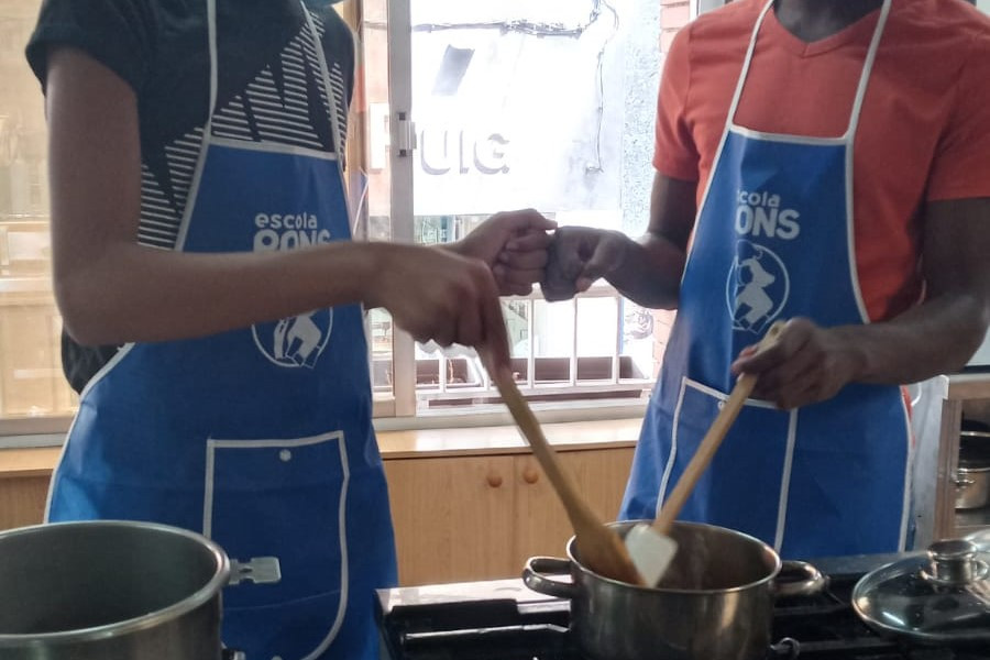 Jóvenes del servicio de primera acogida 'Montsià' de Amposta participan en un curso para obtener el Certificado de Profesionalidad de Cocina