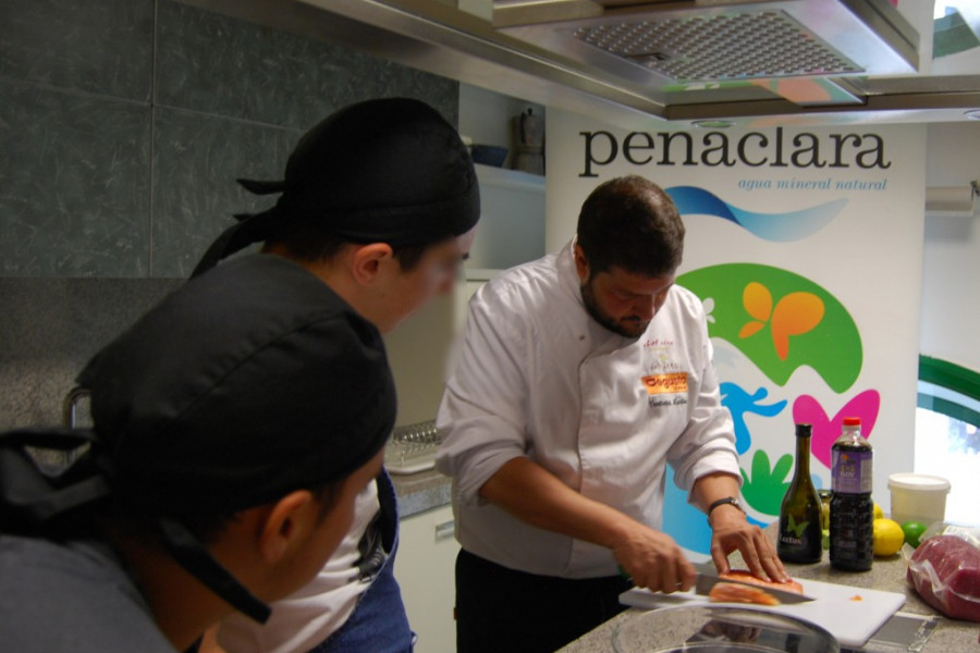 Los jóvenes atendidos en el centro educativo ‘Virgen de Valvanera’ de Logroño participan en un  curso de cocina 