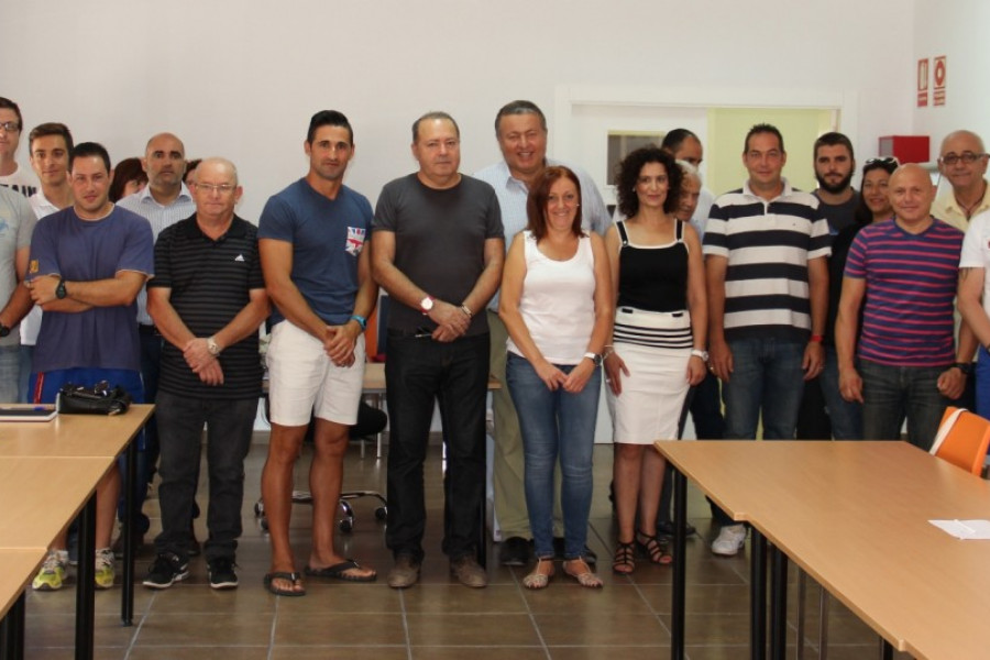 Francisco Legaz Cervantes con los alumnos del curso de formación sociosanitaria de La Unión