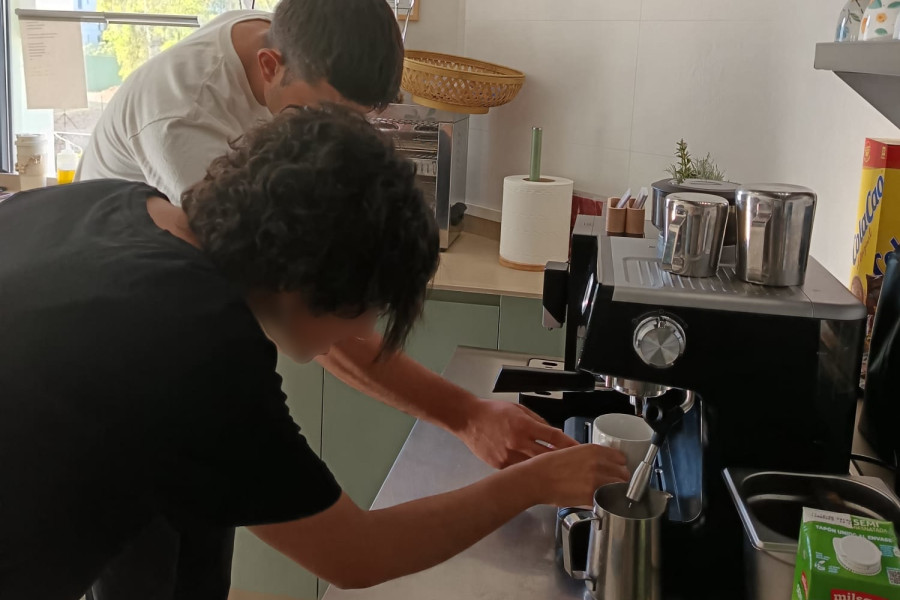 Jóvenes participantes del Programa Labora de Huelva realizando prácticas en el Curso Básico de Hostelería