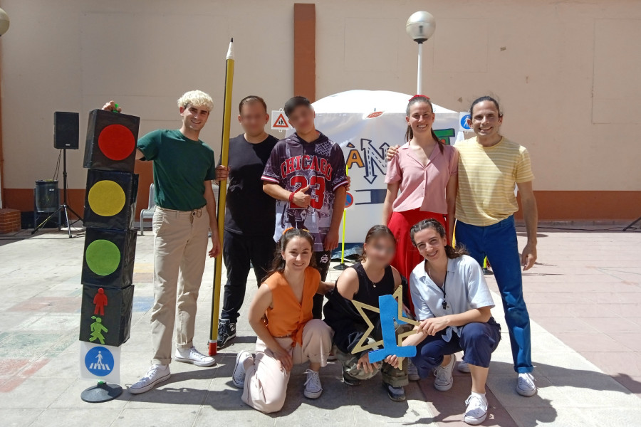 Integrantes de la compañía CocinandoDanza posan junto a los tres jóvenes de Pi i Margall