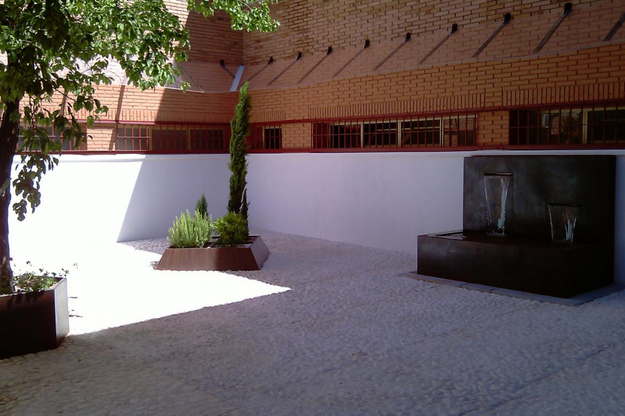 Jóvenes del Programa Puerta de Salida que Fundación Diagrama desarrolla en Extremadura rehabilitan el patio del centro en el que cumplen medidas judiciales