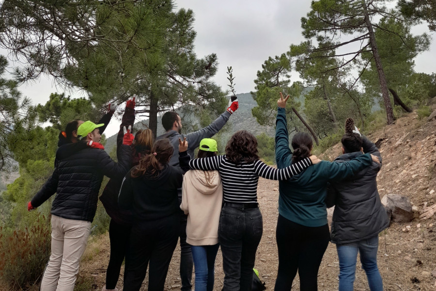 Seis jóvenes de la residencia de acogida ‘Mas de la Pinaeta’ de Gátova conmemoran el Día del Árbol de la Comunitat Valenciana