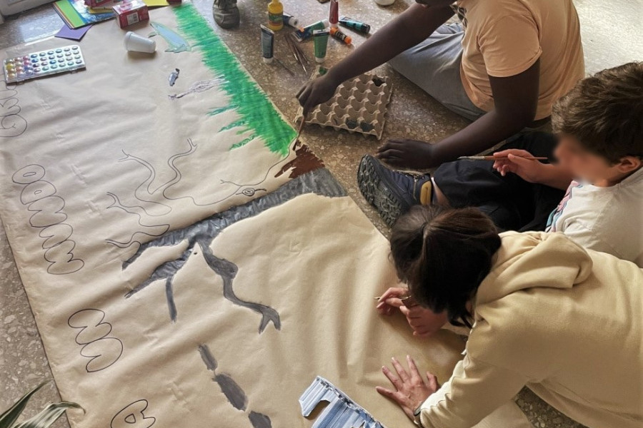 Los jóvenes colaboran en la elaboración del mural