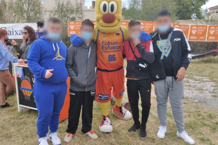 Jóvenes de la residencia ‘Anassim’ de Llanera de Ranes (Valencia) participan en una jornada de ocio organizada por el Valencia Basket Club. Fundación Diagrama. Comunidad Valenciana 2022