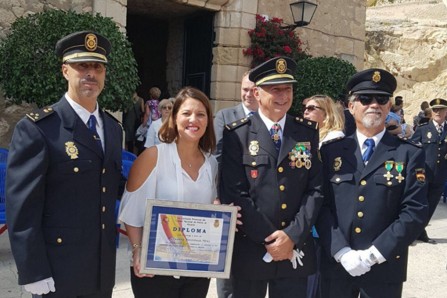 La directora del centro de acogida ‘Lucentum’ de Alicante recibe sendos reconocimientos de la Policía Nacional de Alicante y de la Guardia Civil. Fundación Diagrama 2017. 